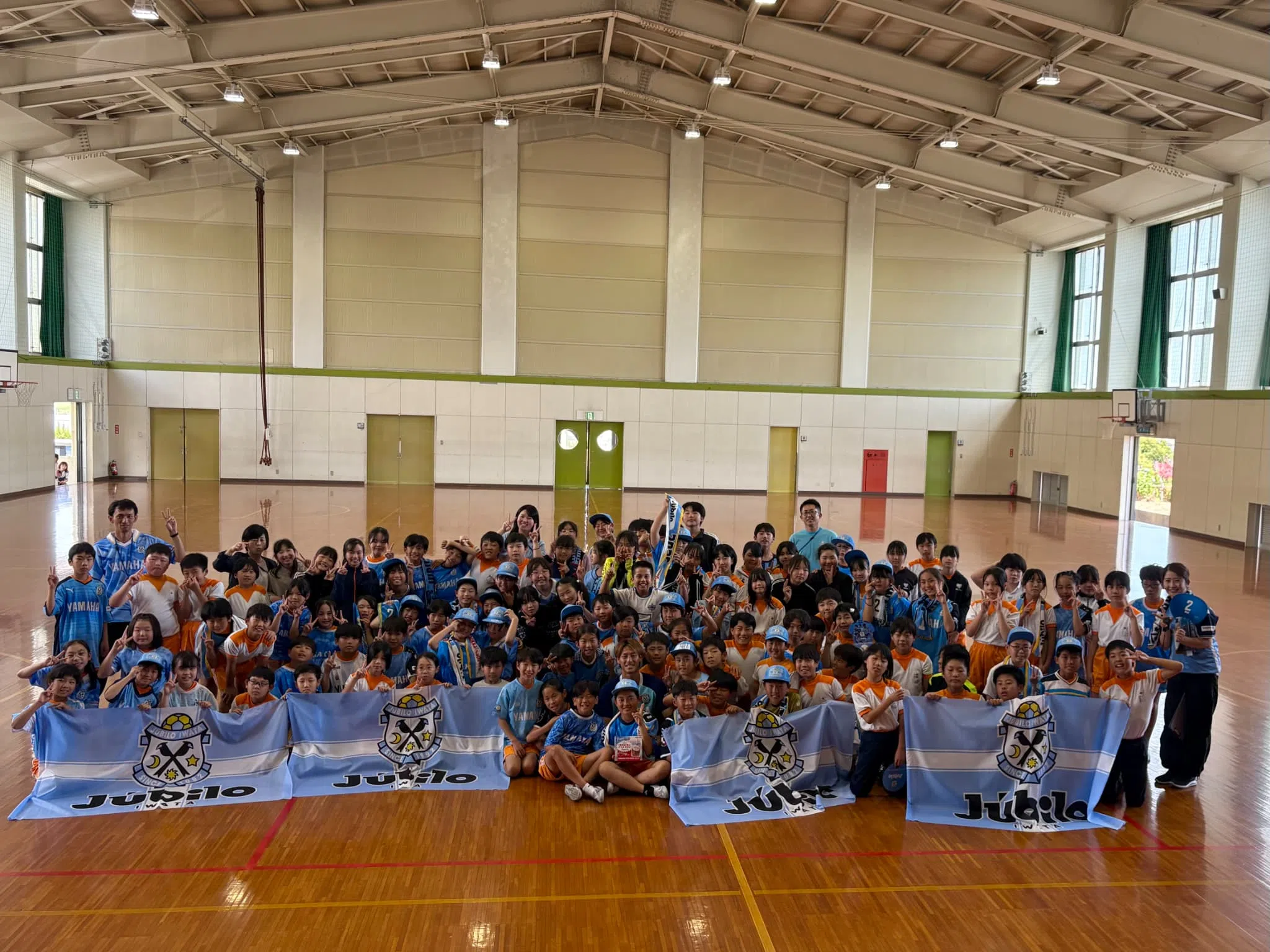 ジュビロ磐田１６０センチ子供スクール指定ウェアとショートパンツセット 川﨑一輝選手が磐田市立豊田東小学校を訪問｜ジュビロ磐田