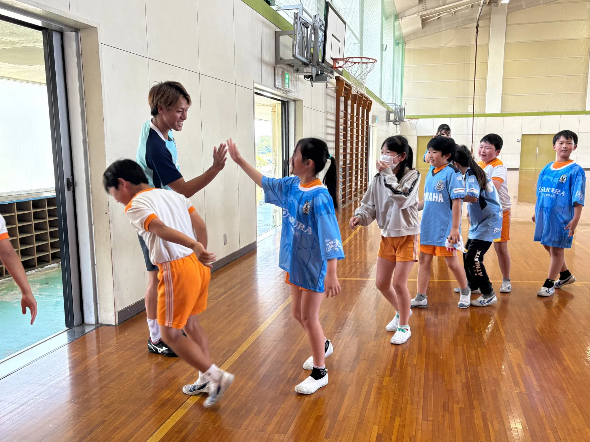 ジュビロ磐田１６０センチ子供スクール指定ウェアとショートパンツセット 川﨑一輝選手が磐田市立豊田東小学校を訪問｜ジュビロ磐田